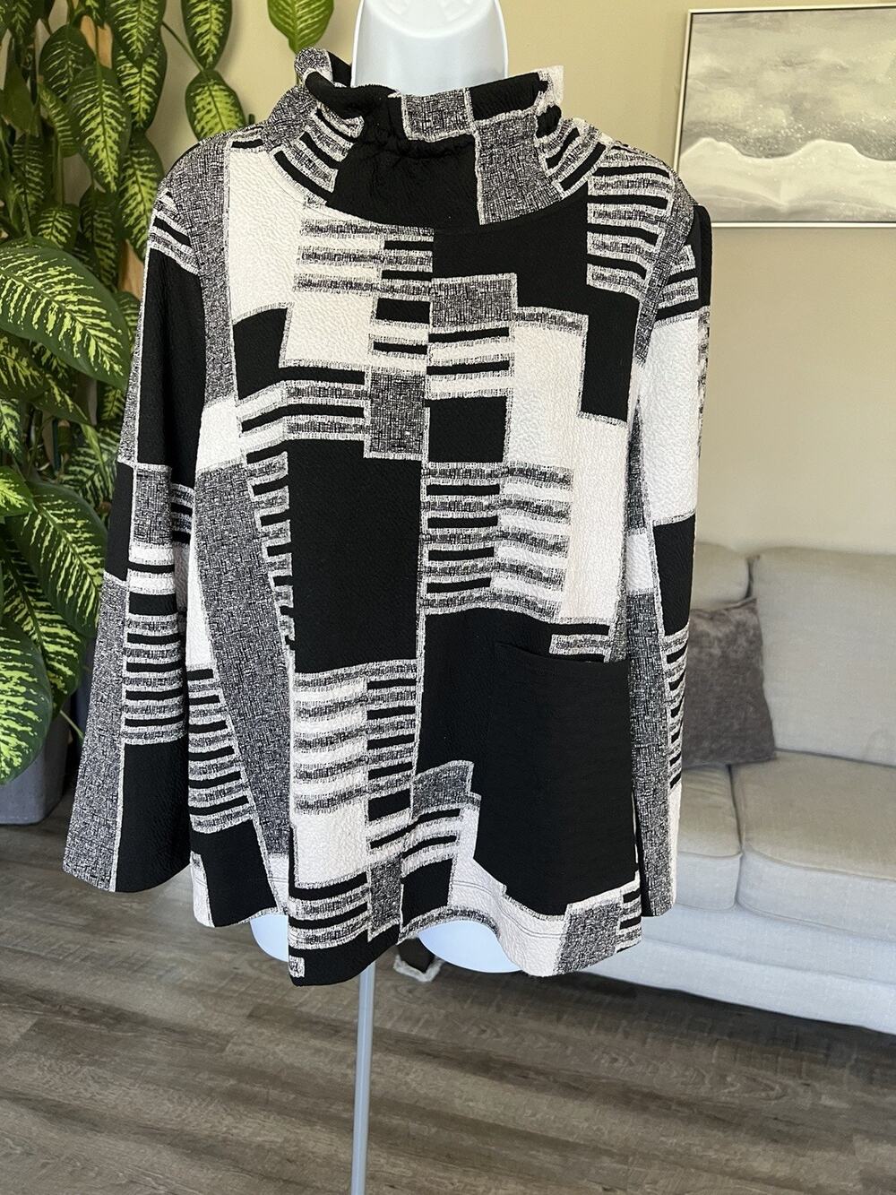 HABITAT Women’s BLACK & White AbstracT Print Top Size large #1014